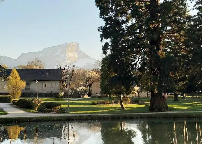 La Dependance Du Chateau De Triviers.